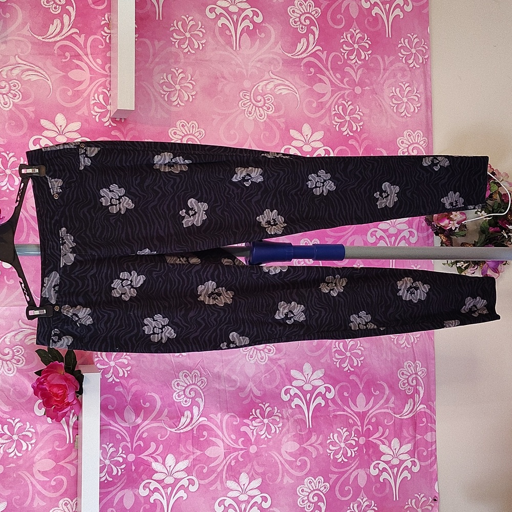 Elegant Women's Floral Jeggings - Black and Purple